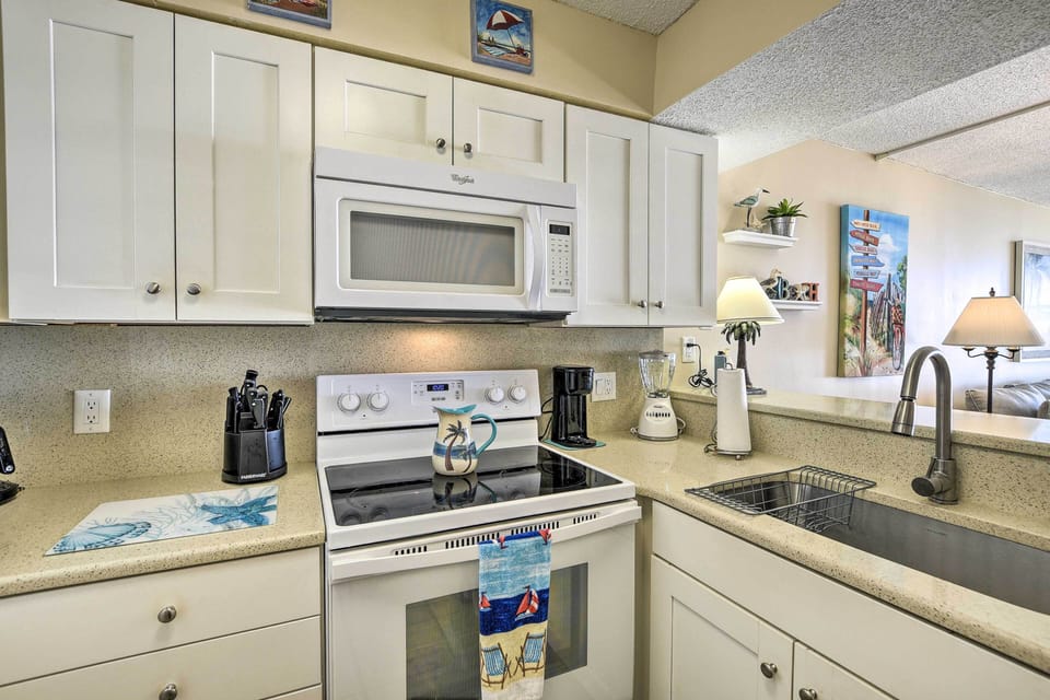 Kitchen | Paper Towels/Trash Bags Provided