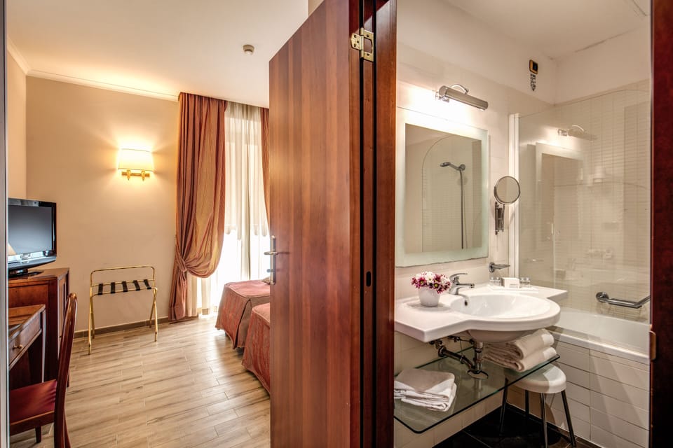 Triple Room | In-room safe, desk, soundproofing, iron/ironing board