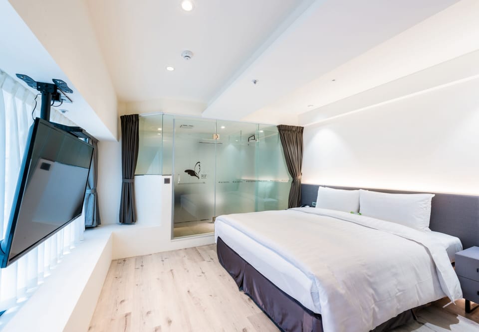 Boutiqe Deluxe Room Double | Pillowtop beds, in-room safe, individually decorated