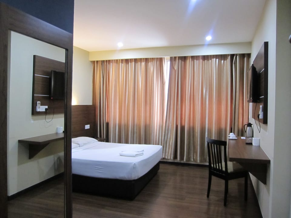 Deluxe Queen Room  | 1 bedroom, desk, iron/ironing board, free WiFi