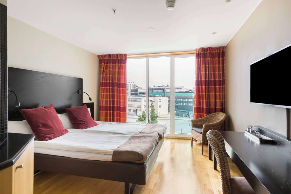 Pillowtop beds, in-room safe, desk, blackout drapes