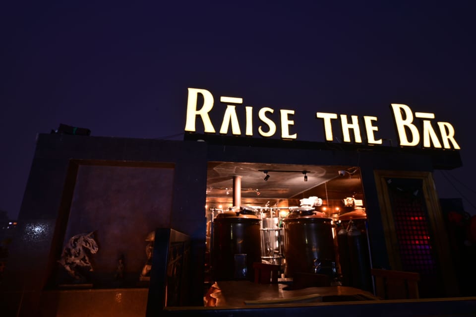6 restaurants; breakfast, lunch, and dinner served