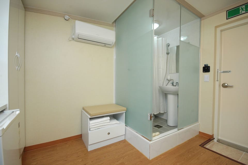 Deluxe Double Room | Bathroom | Shower, free toiletries, hair dryer, slippers
