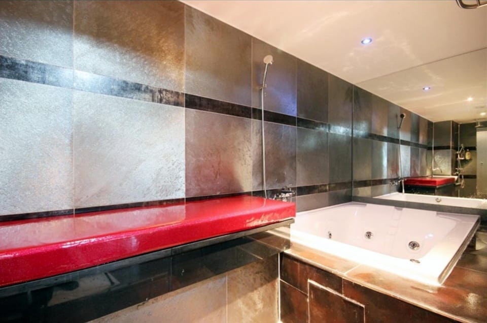 Combined shower/tub, designer toiletries, hair dryer, bathrobes