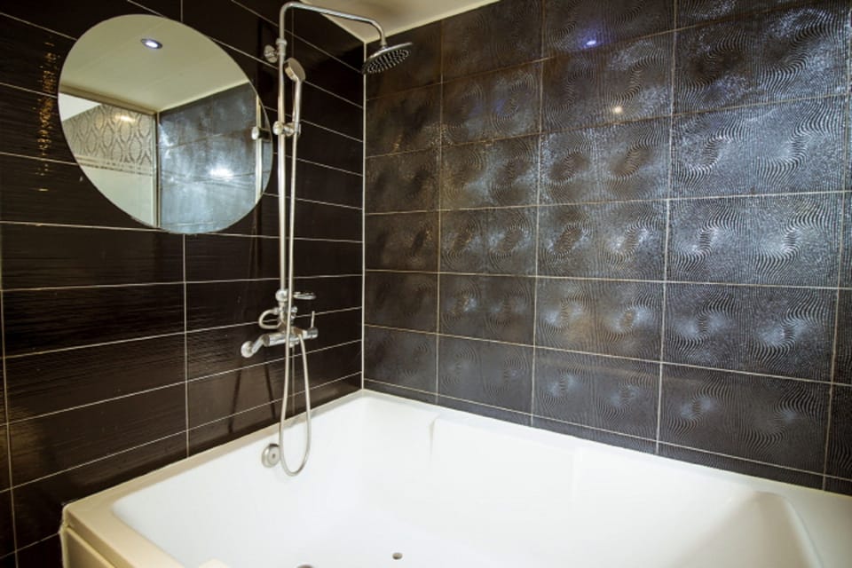 Deluxe Double Room | Bathroom | Combined shower/tub, designer toiletries, hair dryer, bathrobes