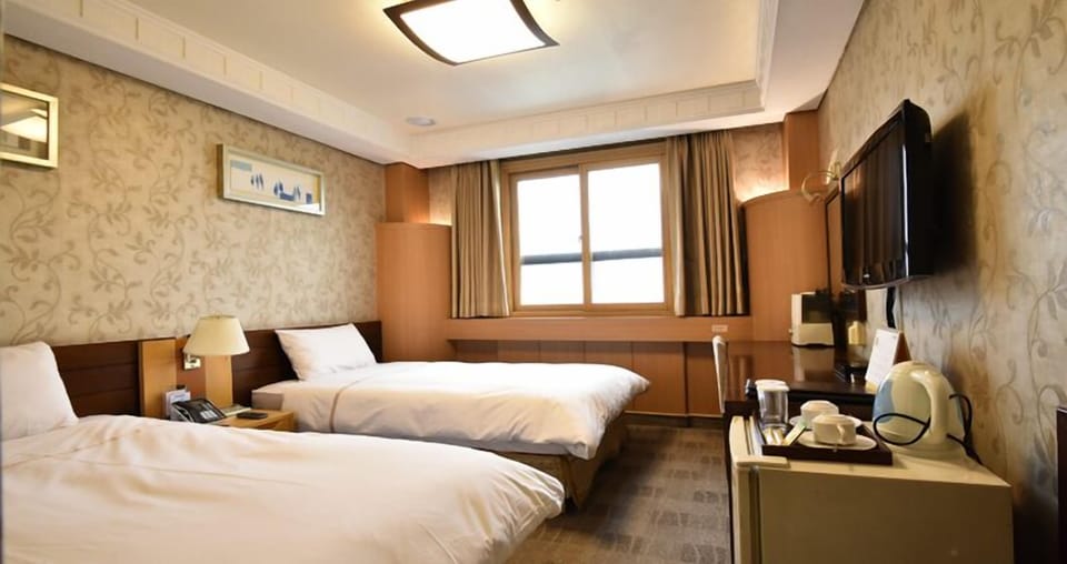 Standard Twin Room | Premium bedding, minibar, in-room safe, desk