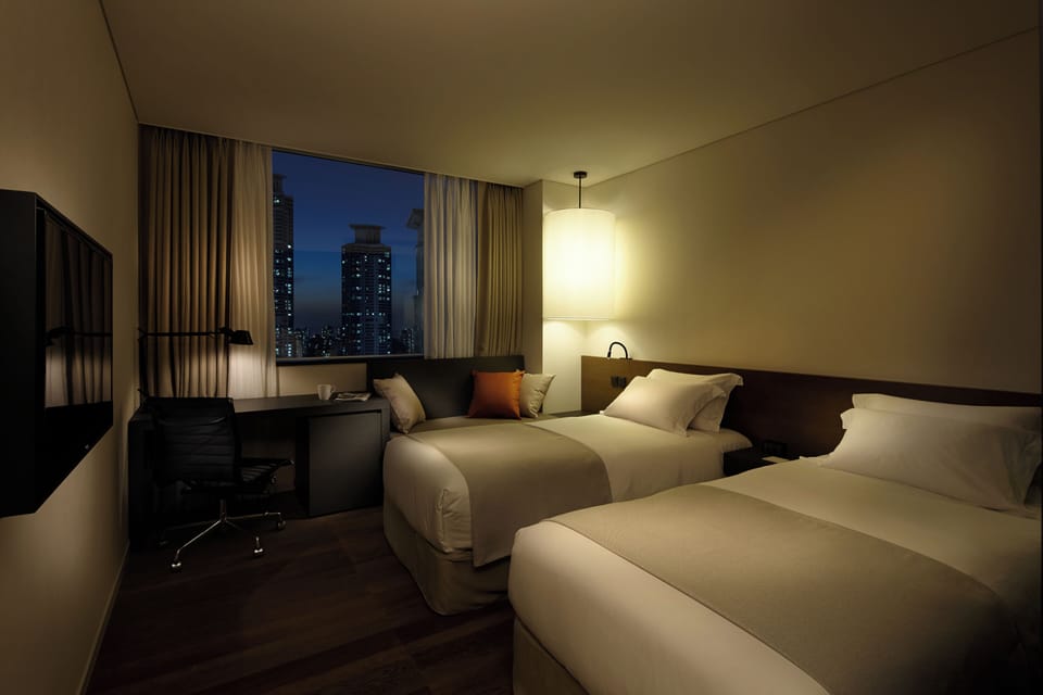 Premium bedding, down comforters, in-room safe, desk