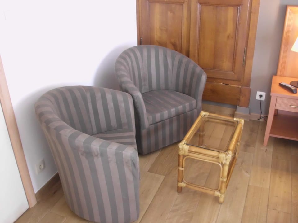 Deluxe Double Room | Living area | 32-inch LCD TV with cable channels, TV, books