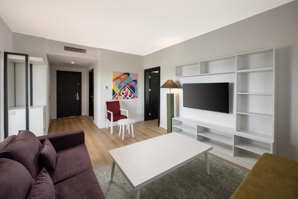 Free minibar, in-room safe, desk, free cribs/infant beds
