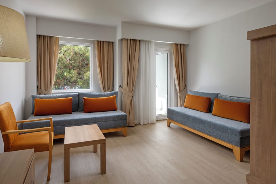 Superior Room | Free minibar, in-room safe, desk, free cribs/infant beds