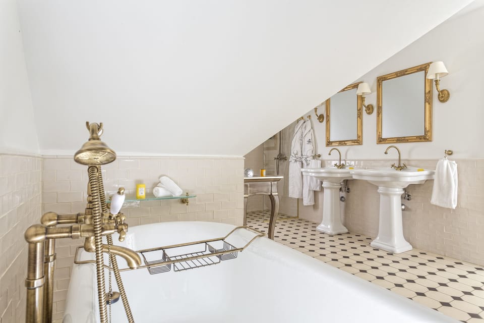 Junior Suite | In-room safe, desk, blackout drapes, soundproofing