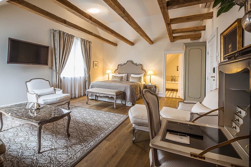 Junior Suite | In-room safe, desk, blackout drapes, soundproofing