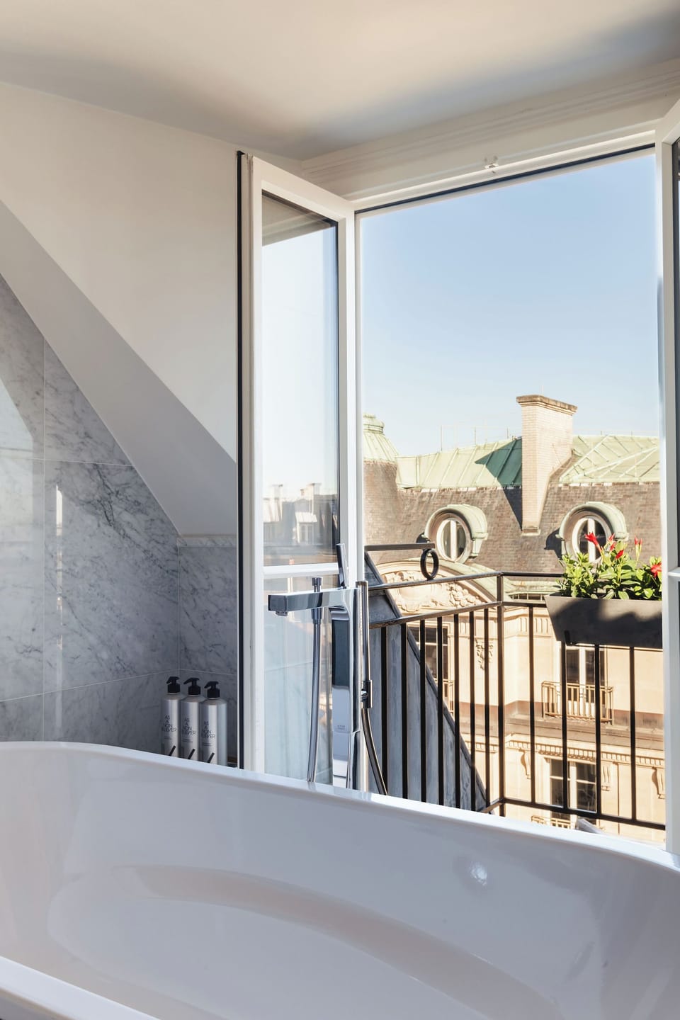 Suite | Bathroom | Free toiletries, hair dryer, bathrobes, slippers