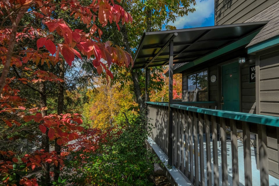 Smoky Mountain Chalet - Majestic Poolside Lookout - Covered entry deck 