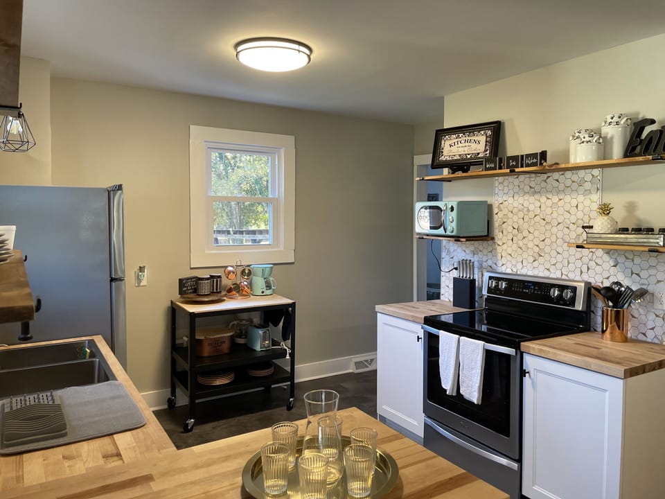 Fully equipped modern kitchen, new appliances