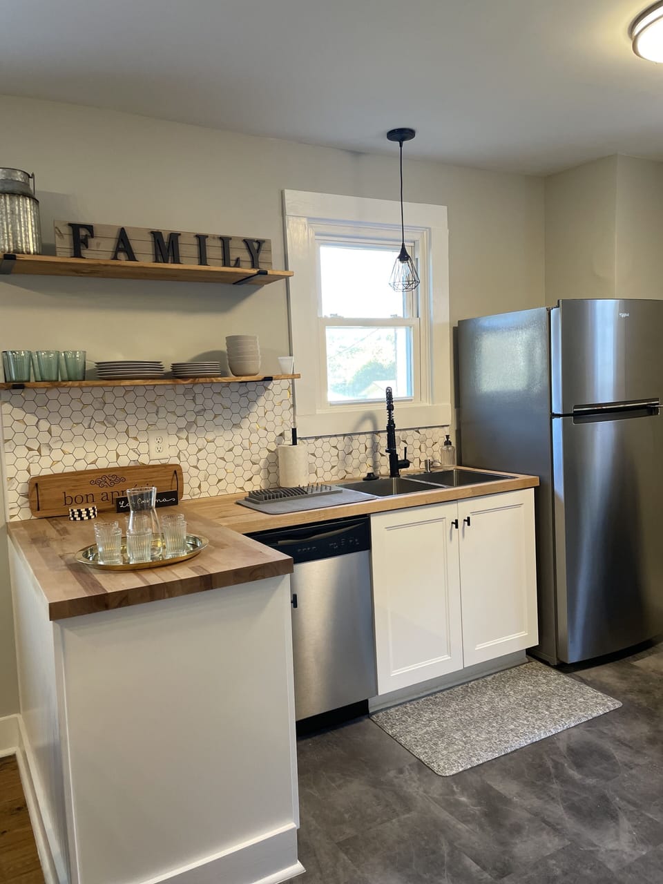 Fully equipped modern kitchen, new appliances