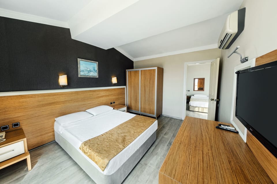 Family Quadruple Room | Minibar, bed sheets