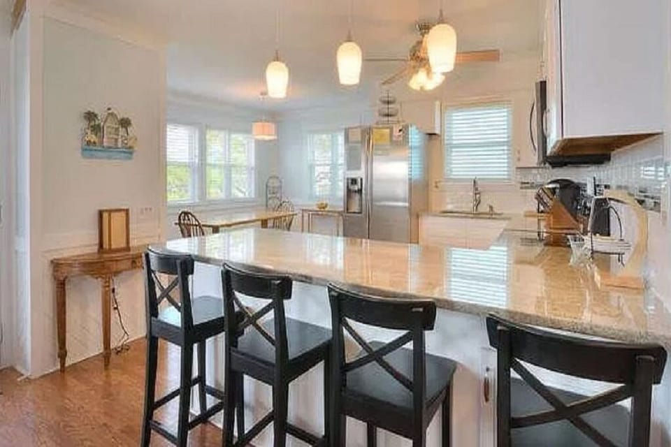Kitchen bar with plenty of seating