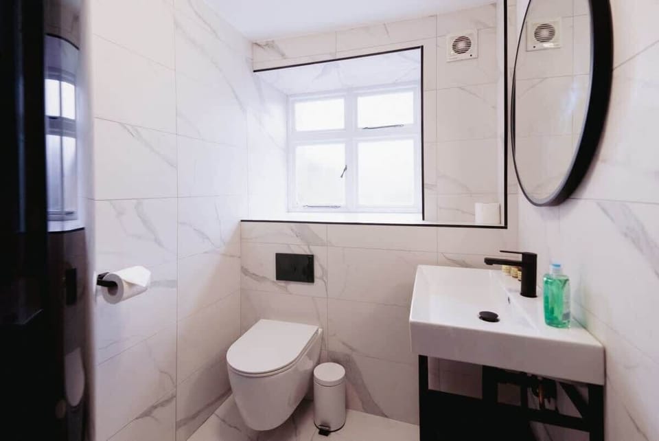 Iris Cottage, Pickering - Host & Stay