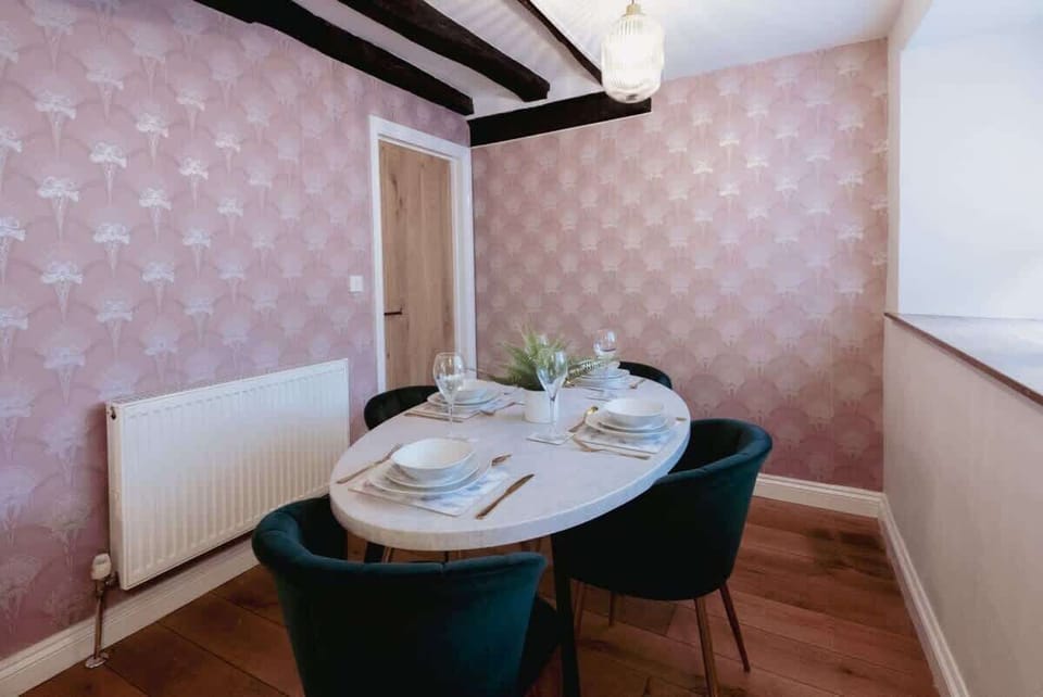 Iris Cottage, Pickering - Host & Stay