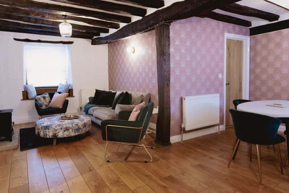 Iris Cottage, Pickering - Host & Stay