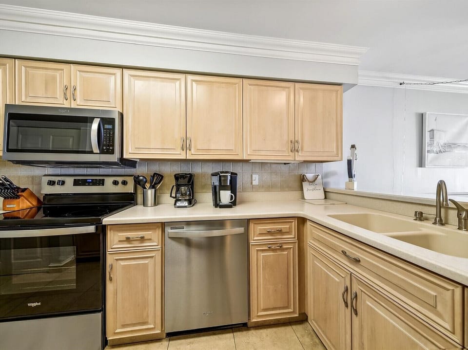 Kitchen at 404 Shorewood