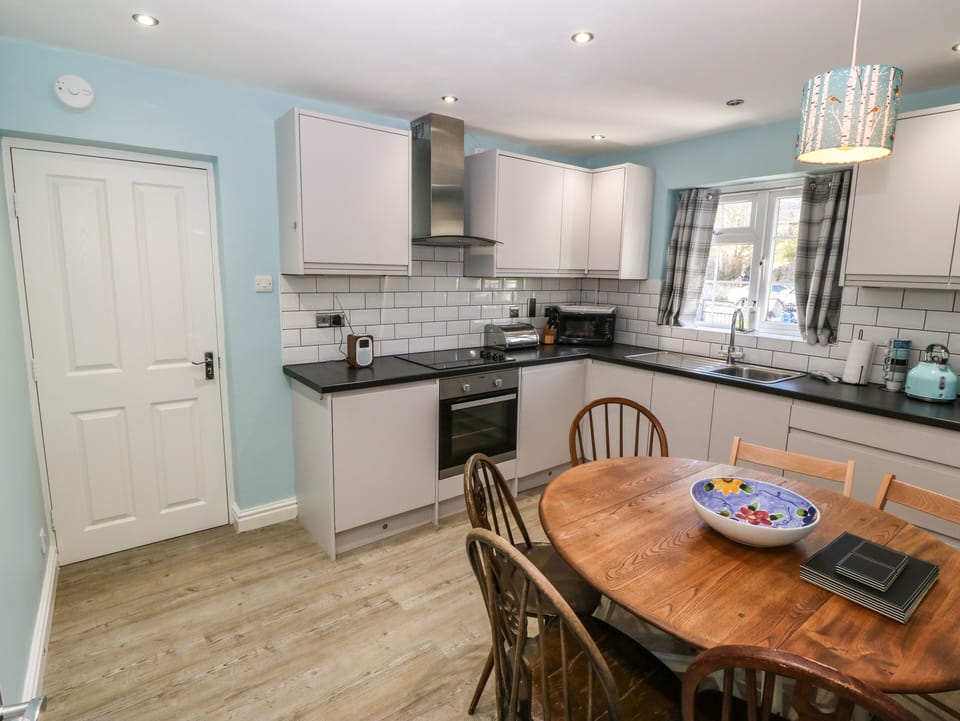 Cottage | Private kitchen | Fridge, microwave, electric kettle, toaster