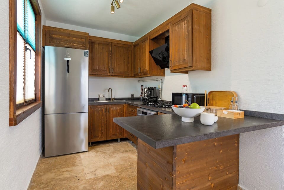 Family Villa, 4 Bedrooms, Non Smoking, Pool View | Private kitchen | Electric kettle