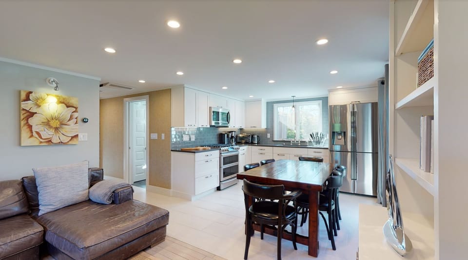 Living room/dining/kitchen.