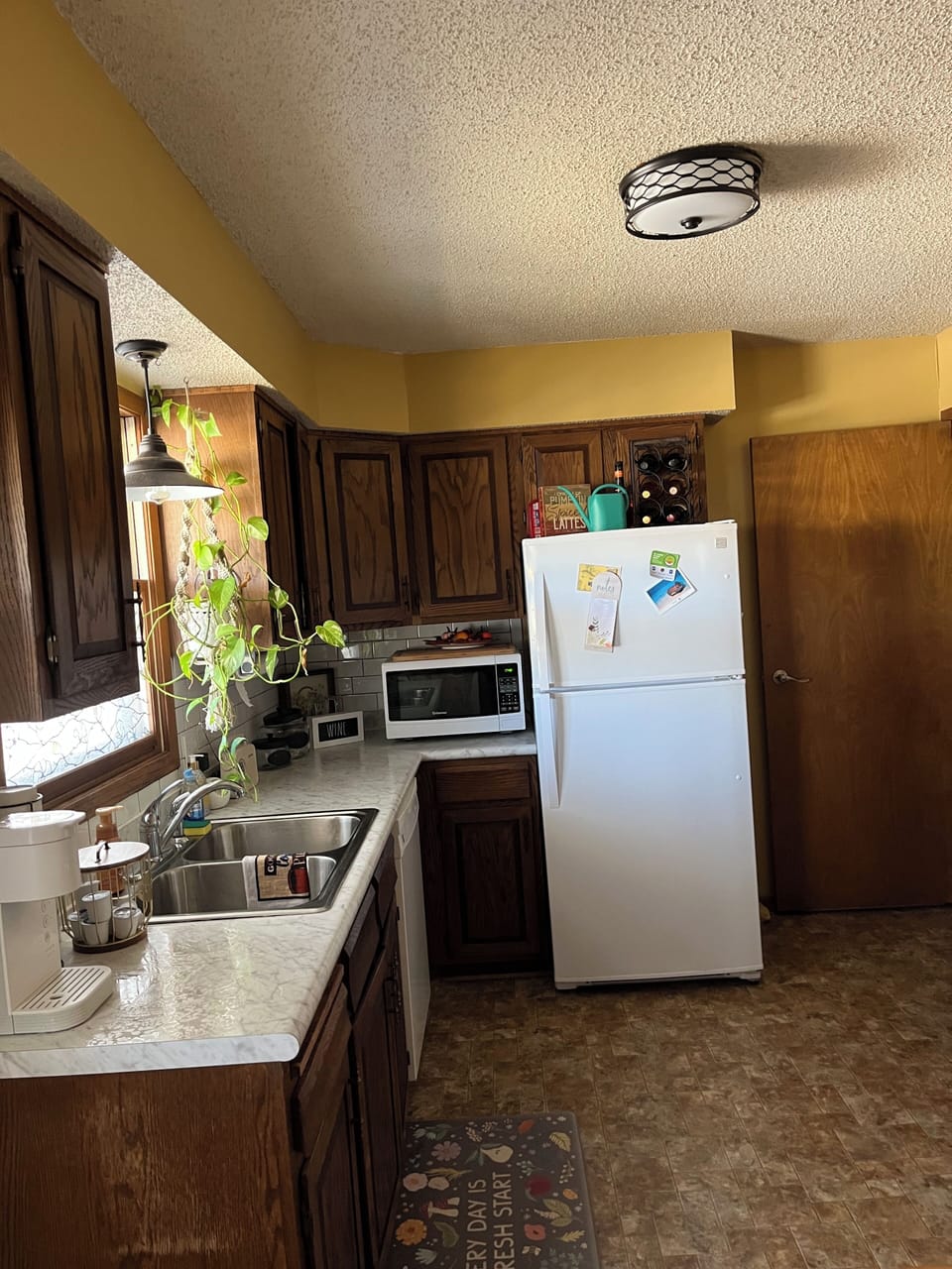 Kitchen - Fridge, Stove/Oven and all other kitchen amenities