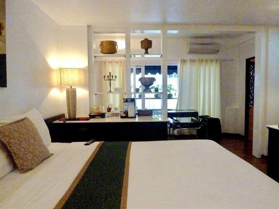 Jacuzzi Suite Room | Minibar, in-room safe, laptop workspace, blackout drapes