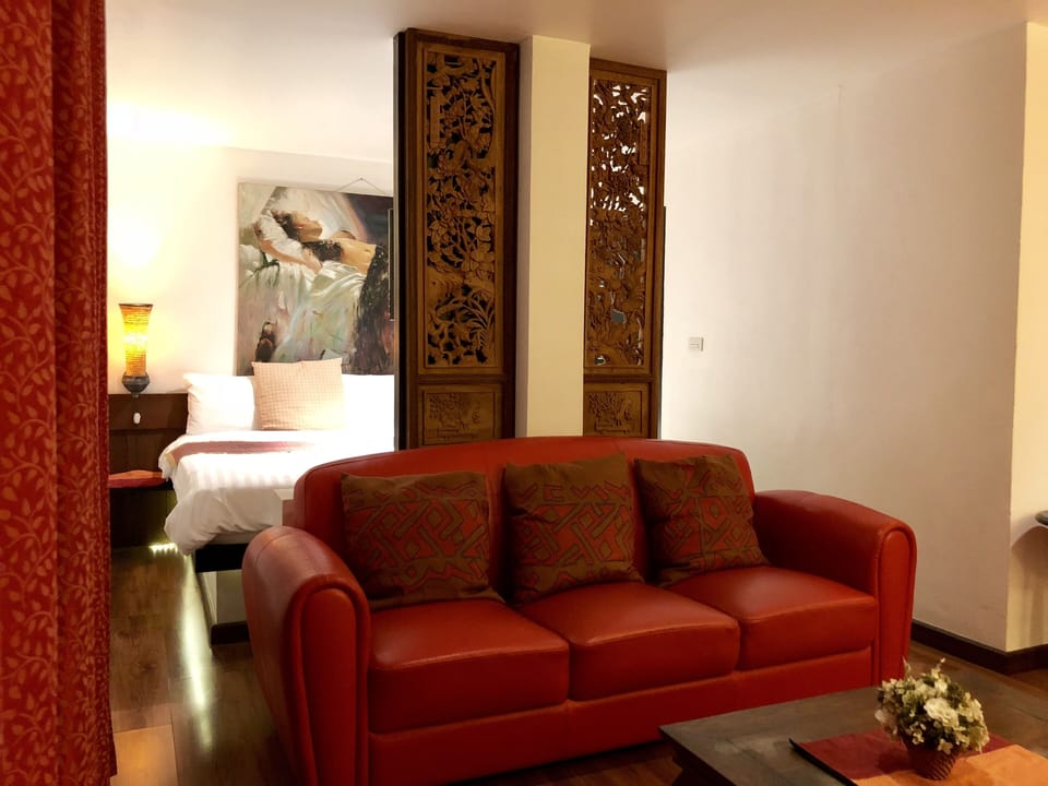 XXL Suite Room | Minibar, in-room safe, laptop workspace, blackout drapes