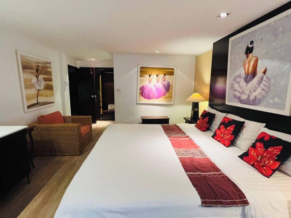 Executive Deluxe Room | Minibar, in-room safe, laptop workspace, blackout drapes