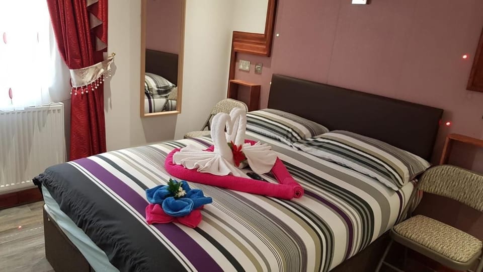 Desk, soundproofing, free WiFi, bed sheets