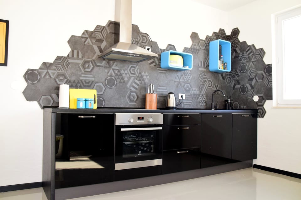 Deluxe Apartment | Private kitchen | Full-size fridge, microwave, oven, stovetop