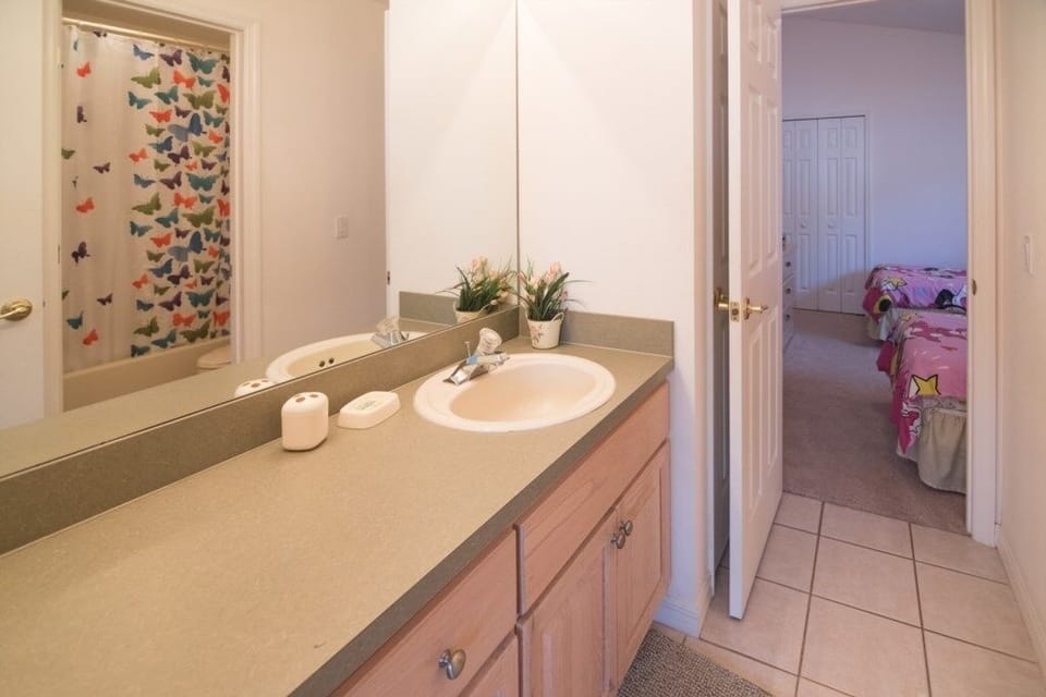 Cumbrian Retreat 4 Bedroom Home by RedAwning House in Kissimmee