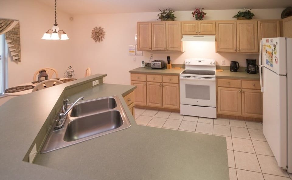 House, 4 Bedrooms | Private kitchen | Oven, stovetop, cookware/dishes/utensils