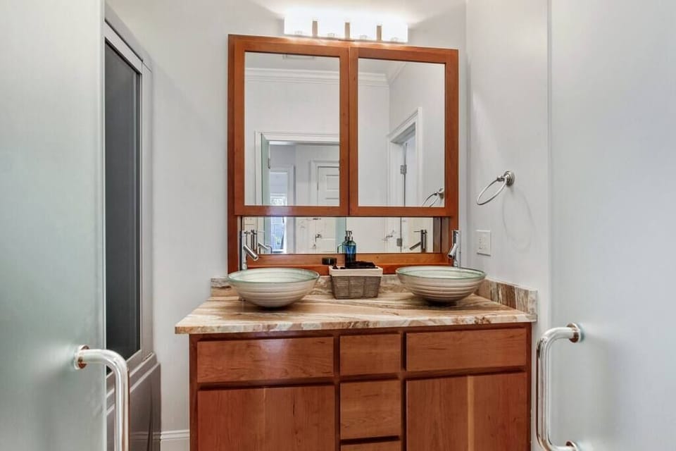 2nd floor bathroom 