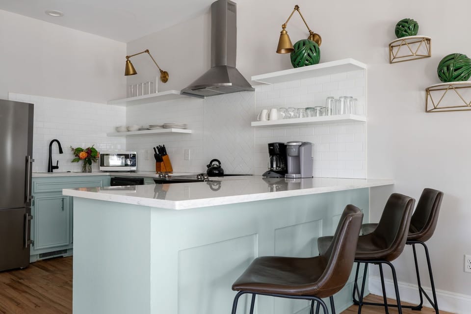 Fully equipped kitchen with bar seating