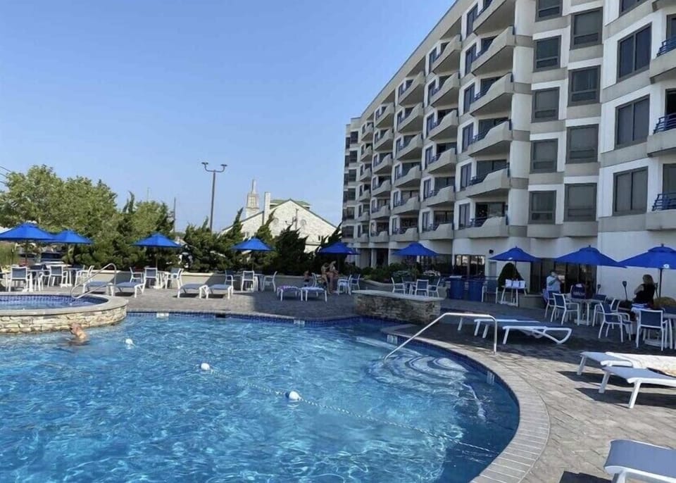 POOL - DAY VIEW