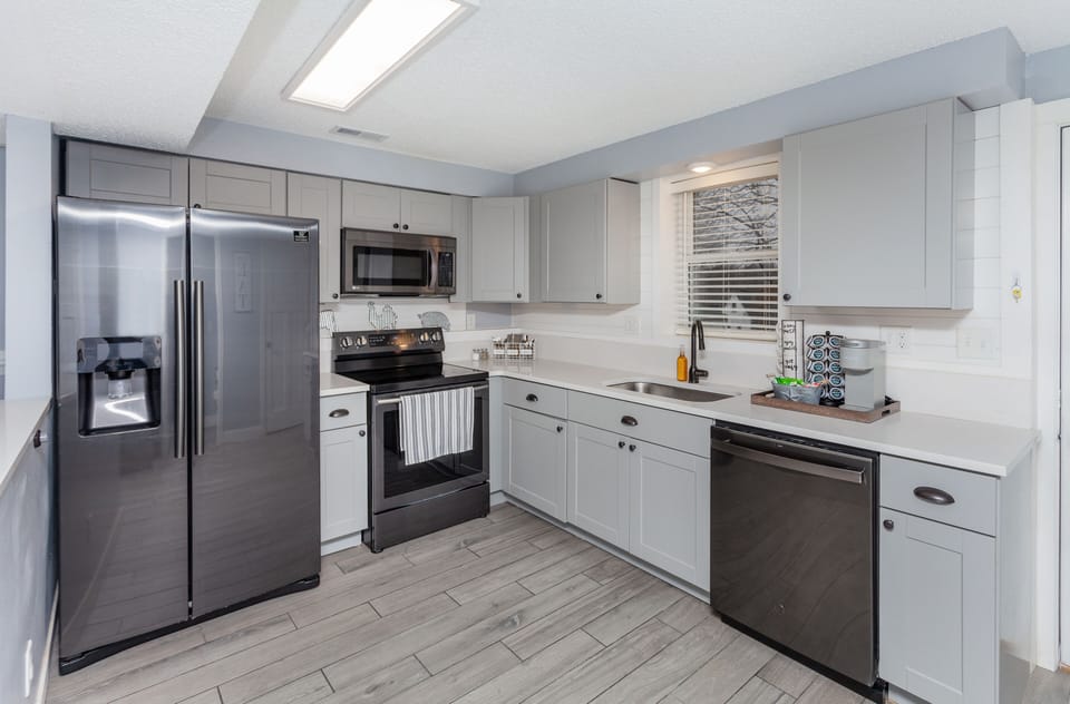 Stocked kitchen, refrigerator, stove, oven, microwave, teapot, coffee, and more!