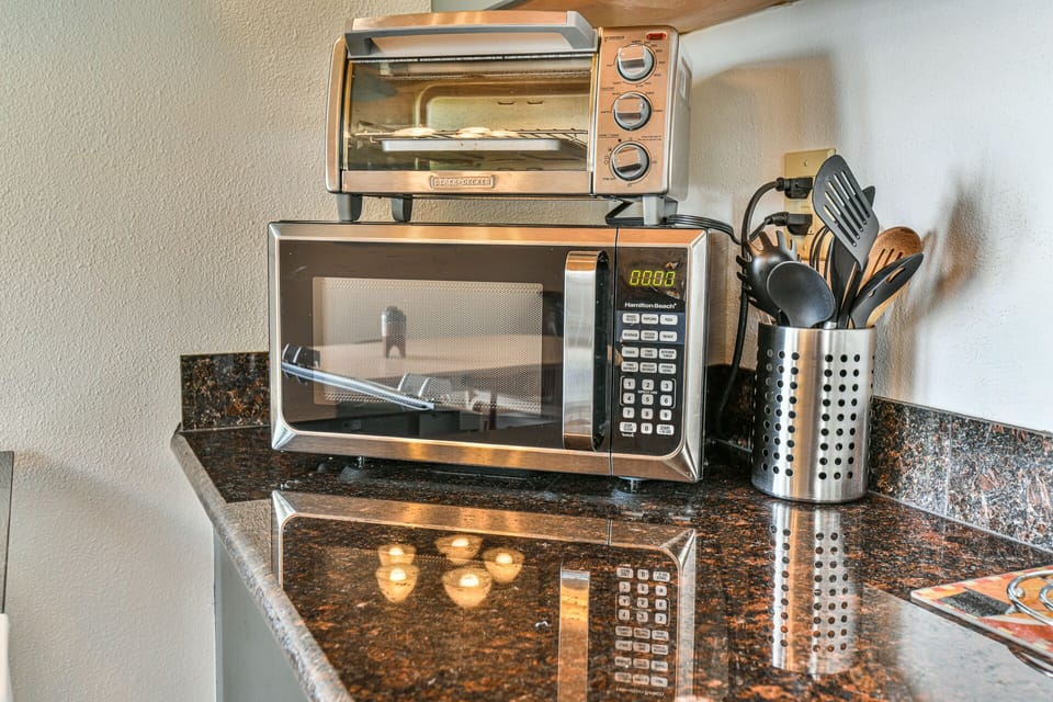 Toaster oven, air fryer, microwave, waffle iron, baking tins for a great meal