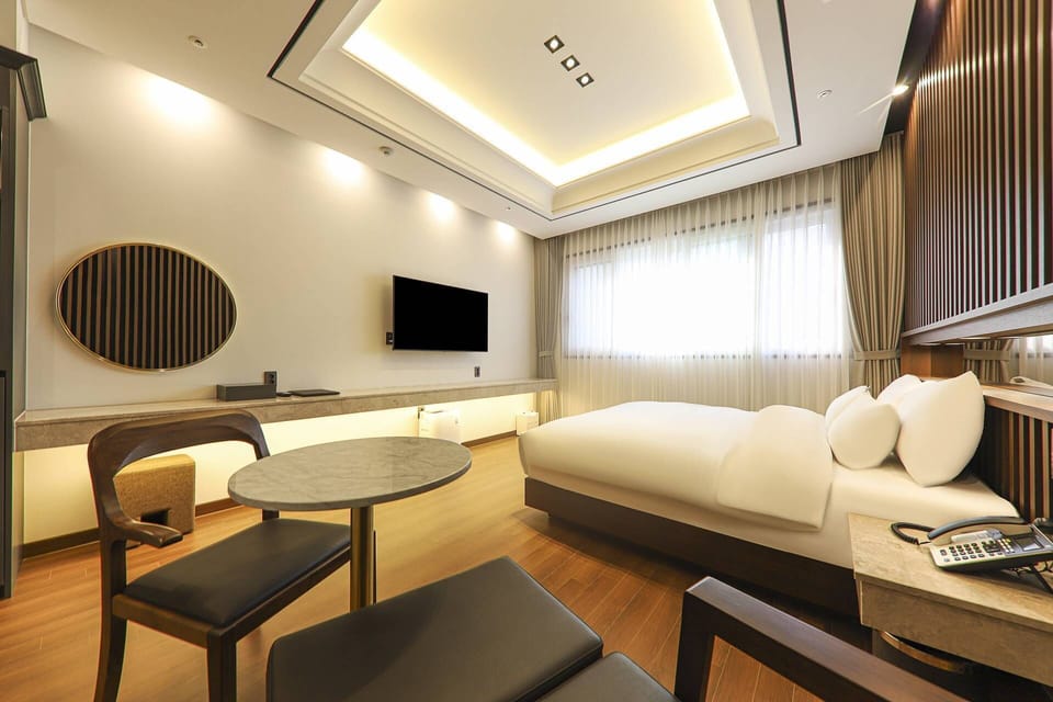 Deluxe Bath Room | Premium bedding, down comforters, memory foam beds, desk