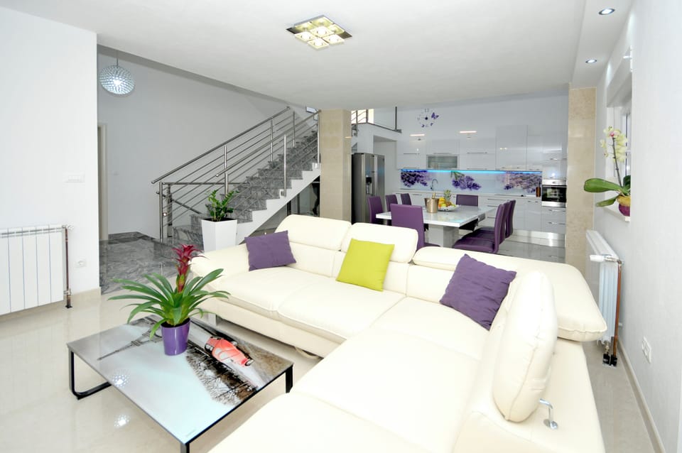 House, 4 Bedrooms, Smoking, Private Pool | Living room | Table tennis