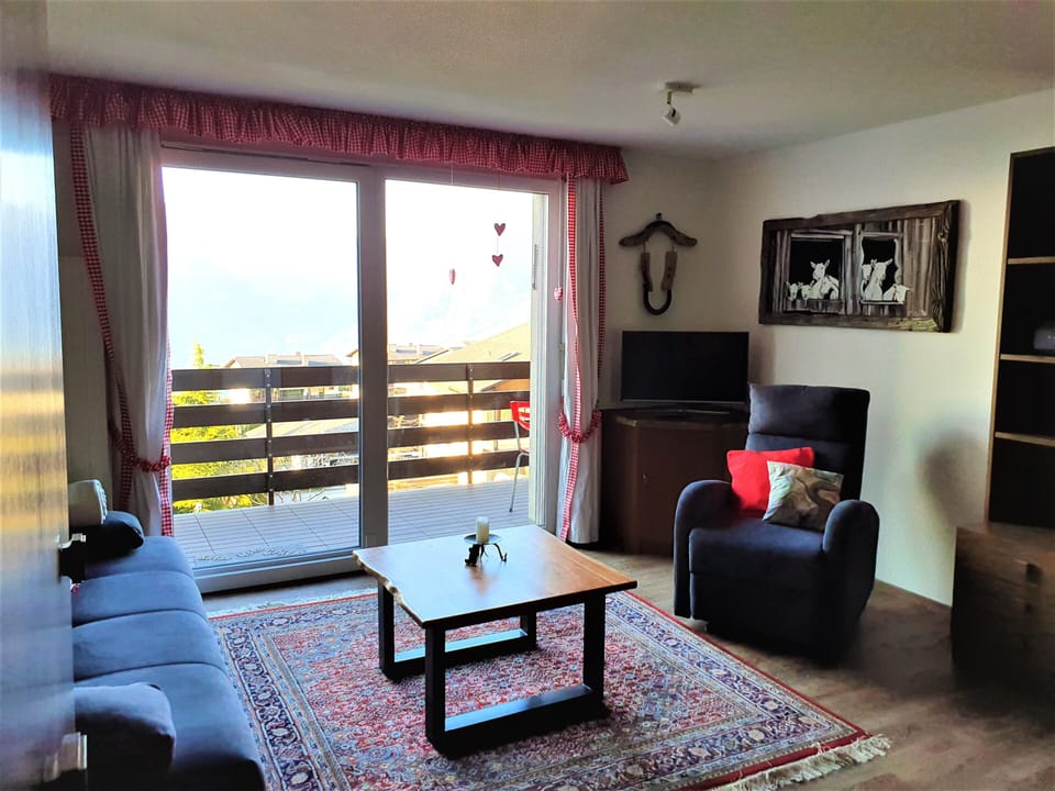 Studio, 1 Bedroom, Smoking, Balcony | Living area | Books