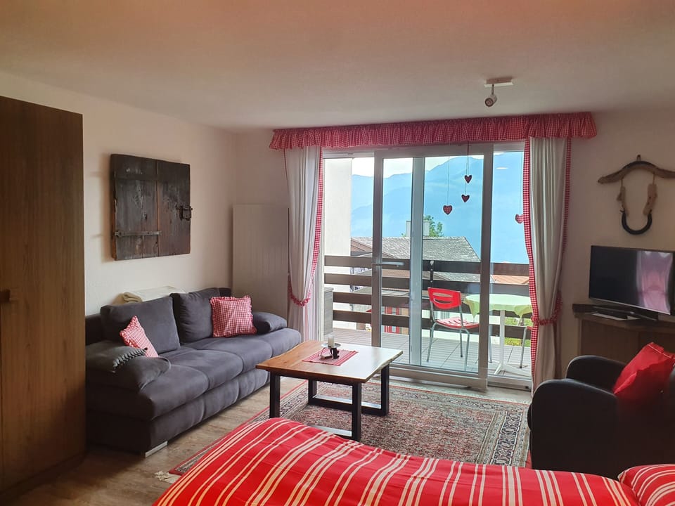 Studio, 1 Bedroom, Smoking, Balcony | Living room | Books