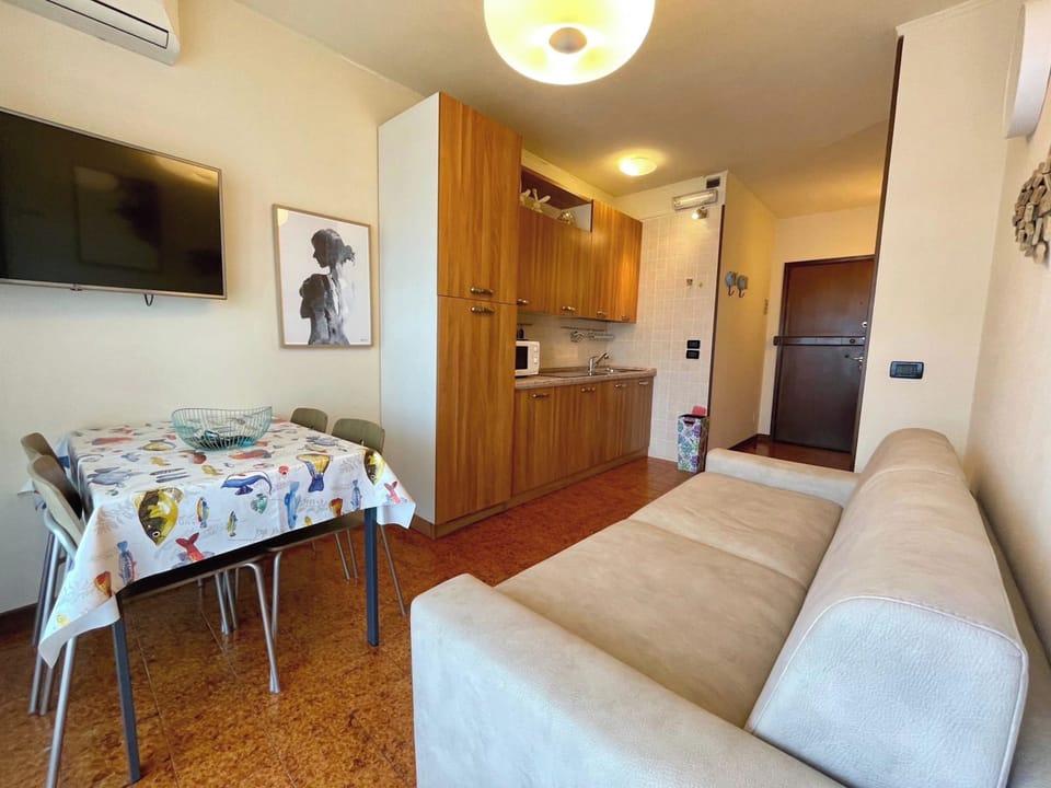 Studio, 1 Bedroom, Balcony, Pool View | Living area