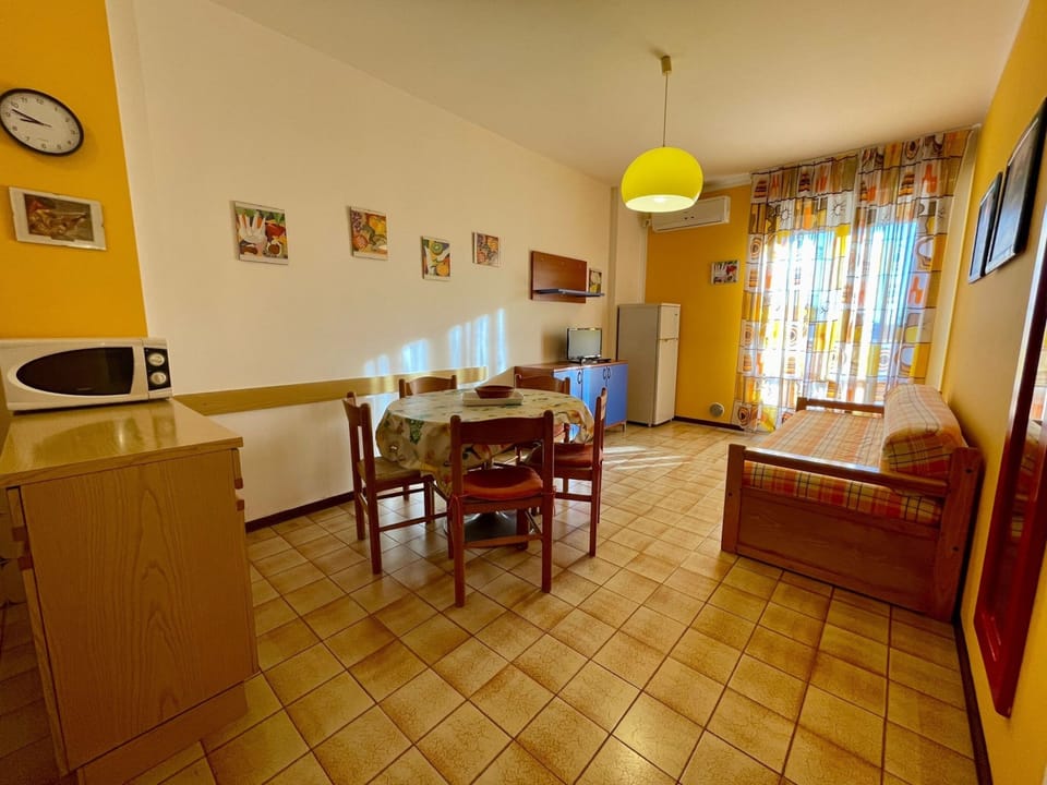 Apartment, 1 Bedroom, Balcony, Pool View | Dining room