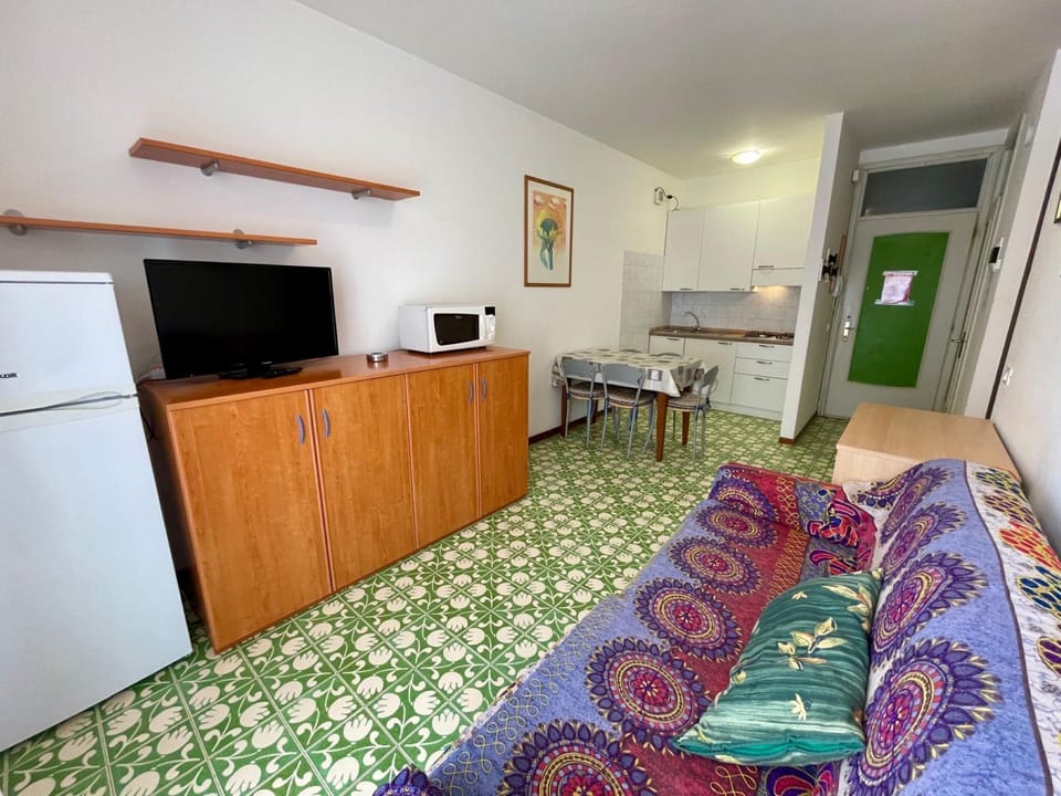 Apartment, 1 Bedroom, Balcony, Pool View | Interior