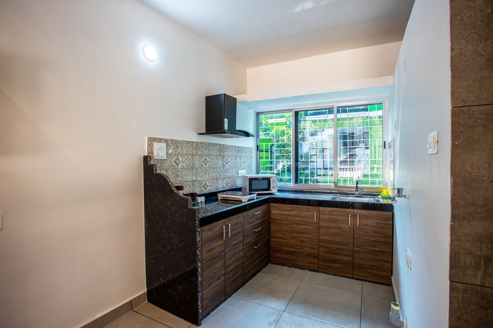 Deluxe Studio | Private kitchen | Microwave, electric kettle